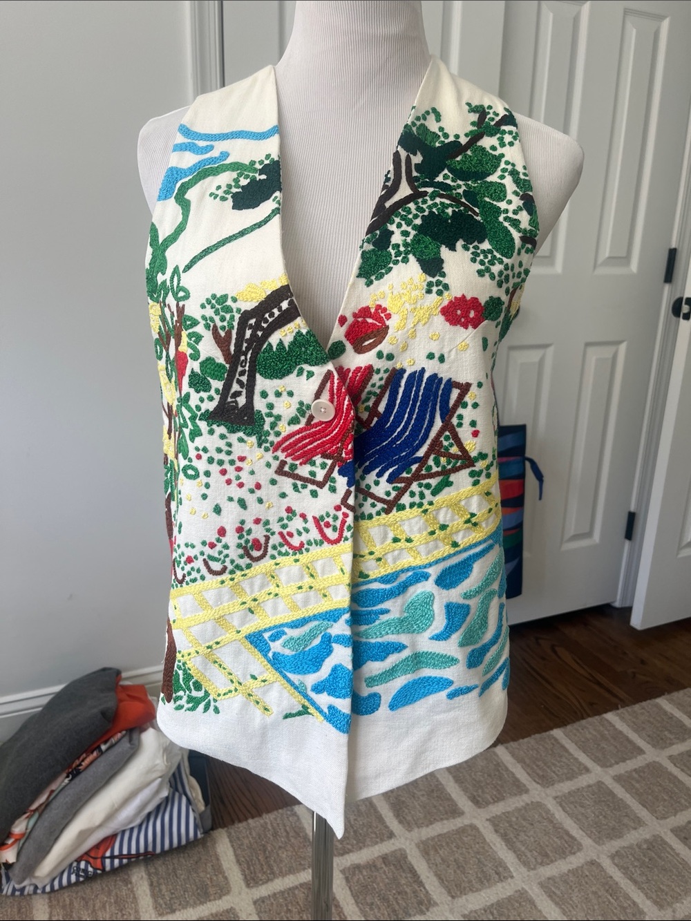Embroidered Scenic White Sleeveless Vest with Multicolor Motif